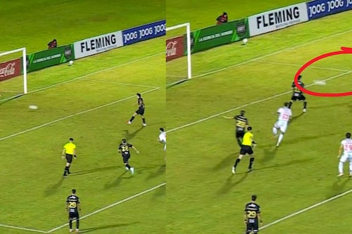 Video: Portero ataja penal, pero su compañero estrella el balón en el rival y todo termina en gol insólito