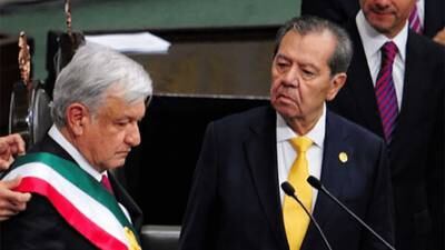 al momento de entregarle la banda presidencial a López Obrador en 2018. (Especial)