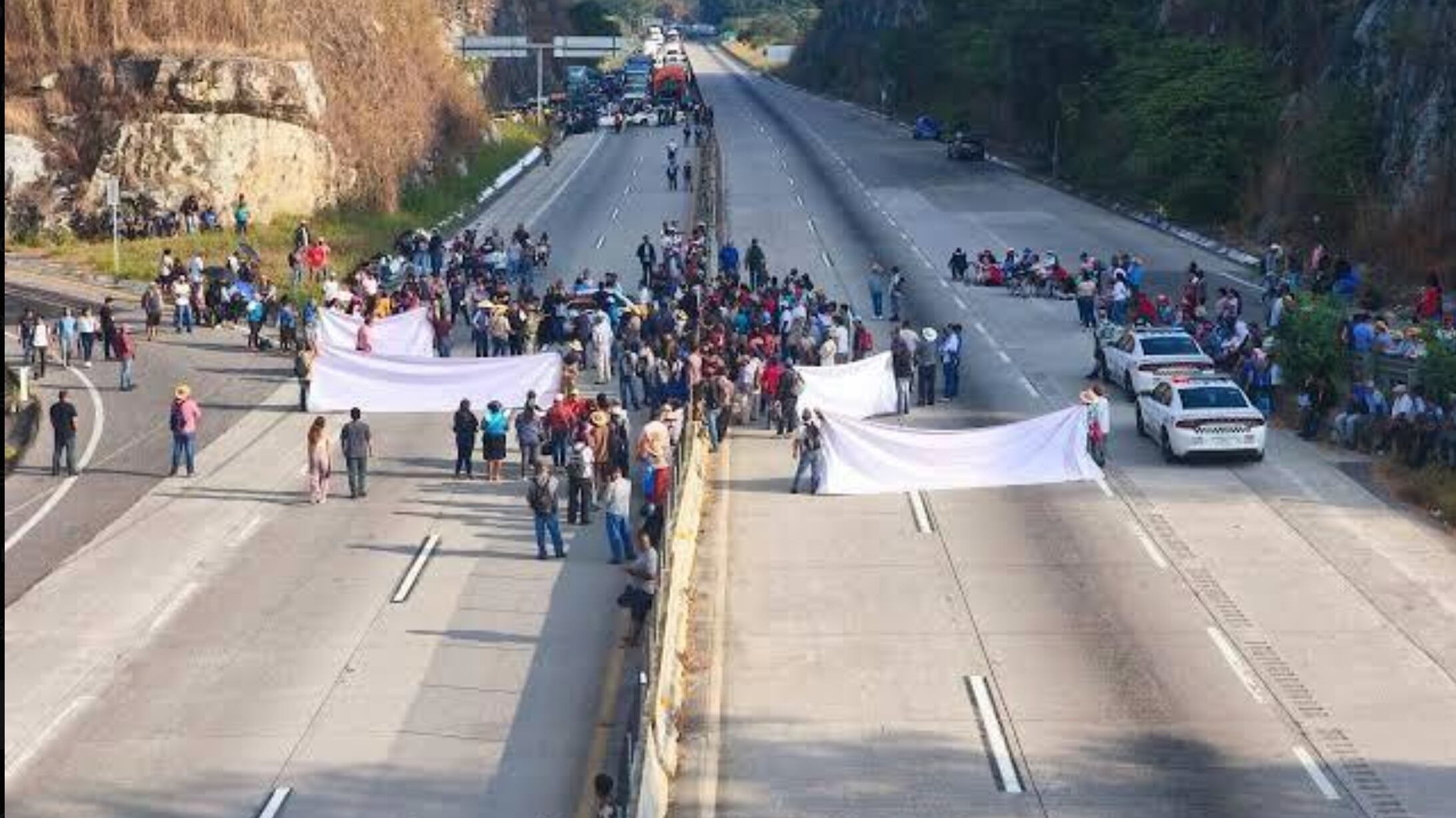 Autopista de El Sol bloqueada