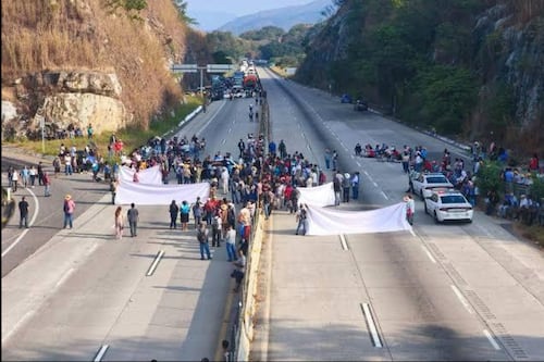 Autopista del Sol cumple más de 5 horas cerrada y miles de viajeros siguen atrapados