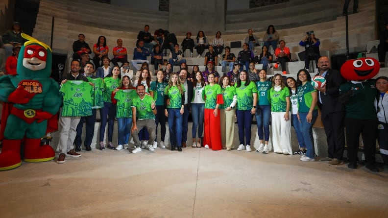 La alcaldesa Ale Gutiérrez y el equipo Leonas celebran el arranque de la primera liga profesional de voleibol femenil en México.