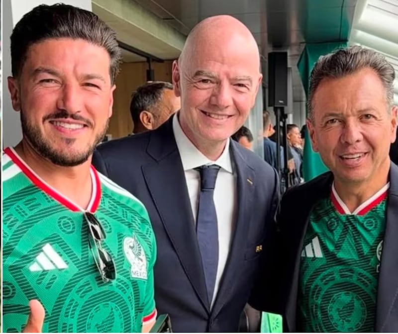Samuel García y Pablo Lemus con el presidente de la FIFA en el Estadio Ciudad Azteca