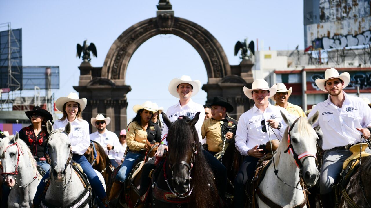 Luis Donaldo Colosio Riojas, alcalde de Monterrey y Samuel García, gobernador de Nuevo León, encabezaron el contingente.