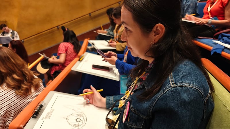 Animation Academy es una de las atracciones más divertidas en Disney California Adventure Park. Aquí aprenderás cómo se dibujan los personajes animados de Disney y se llevan a la gran pantalla
