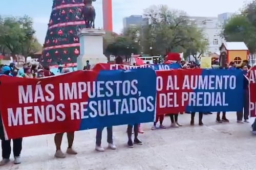 Protestan ciudadanos contra Adrián de la Garza ante aumento del predial