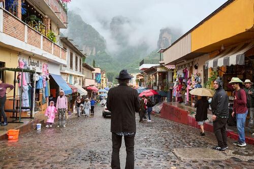 Tim Burton sorprende al visitar Tepoztlán antes de inaugurar su exposición en CDMX