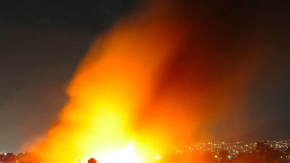 Medio centenar de bomberos acudió a apagar el fuego