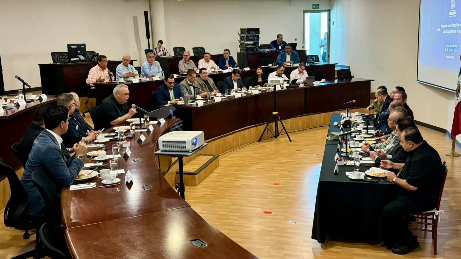 Autoridades de la Mesa de Construcción para la Paz, Canacar y Conatram llegaron a acuerdos para intercambiar información.