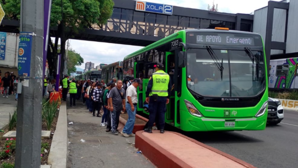 La toma de autobuses de RTP por parte de integrantes de la CNTE obligó a modificar el servicio de apoyo a la Línea 2