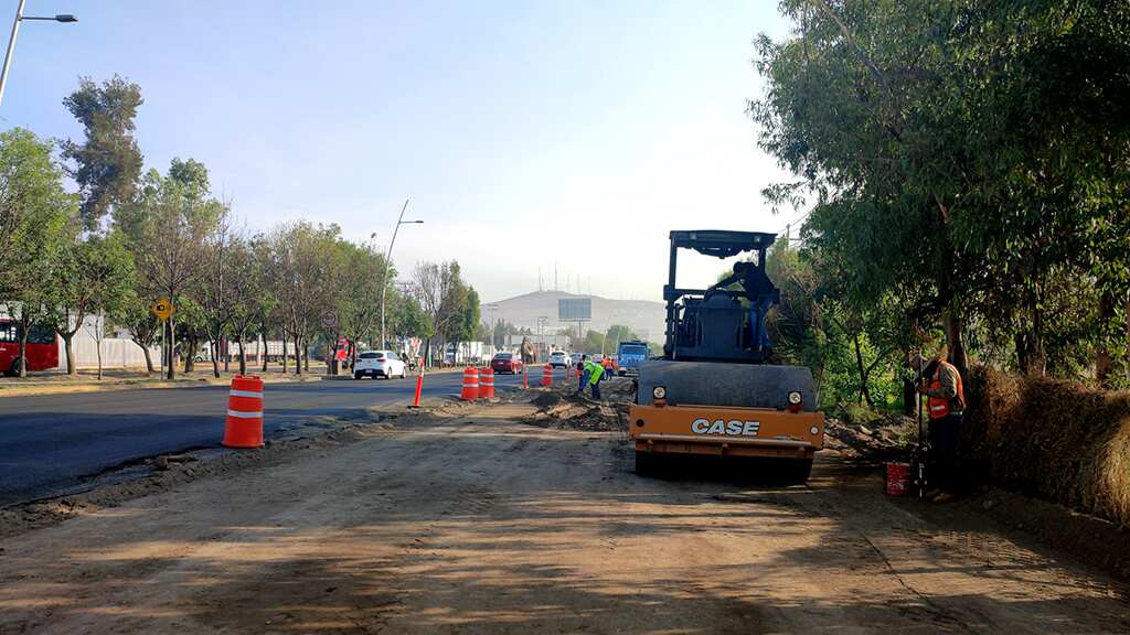 Las autoridades están construyendo dos nuevos carriles para ayudar a desfogar el tránsito que se acumule en la avenida Adolf Horn.