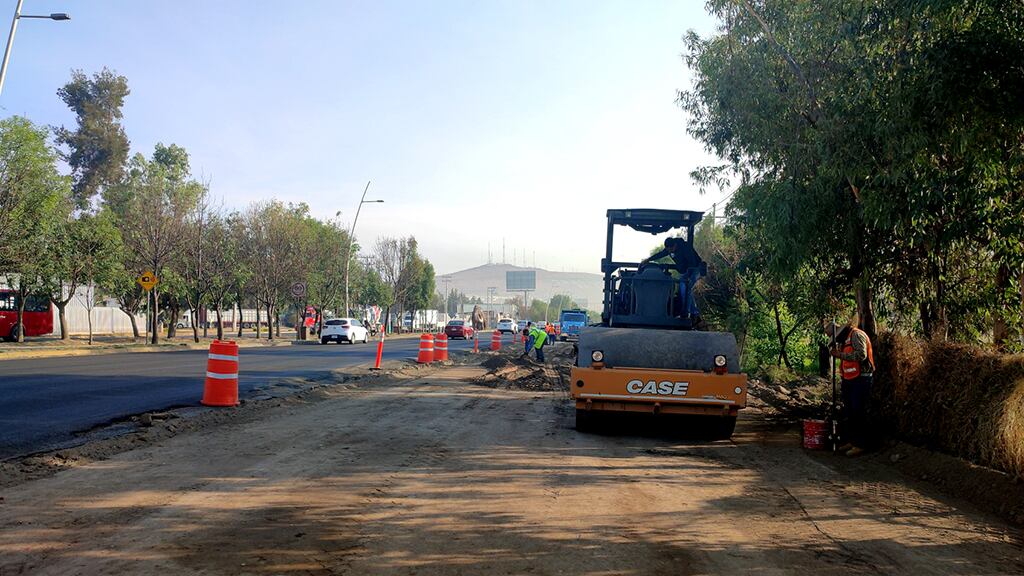 Las autoridades están construyendo dos nuevos carriles para ayudar a desfogar el tránsito que se acumule en la avenida Adolf Horn.