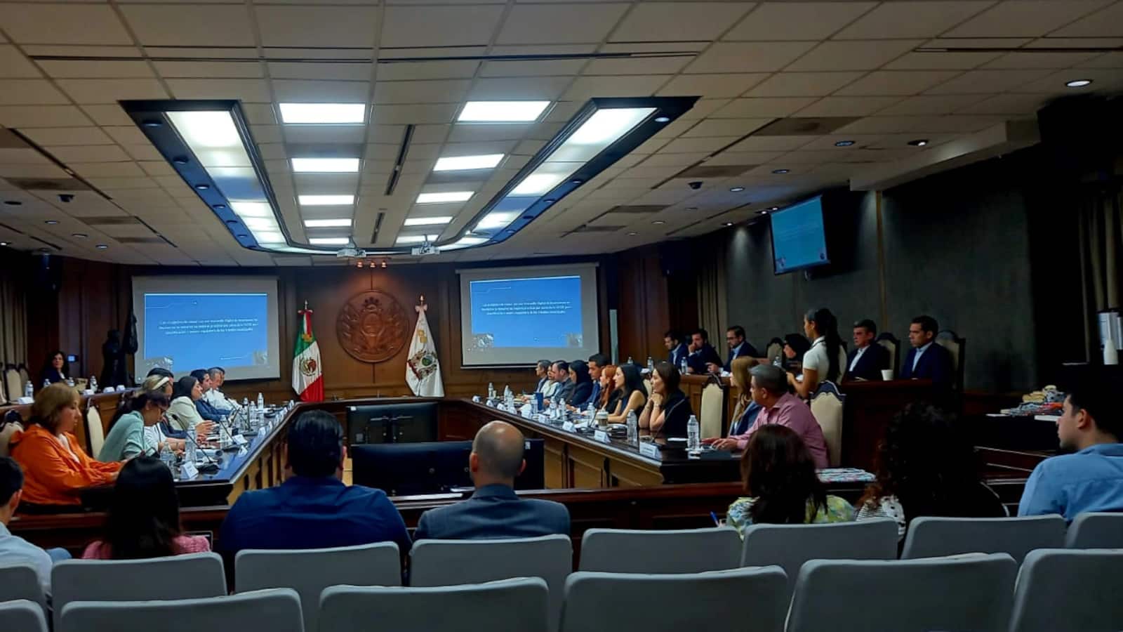 El encuentro de los equipos de entrega-recepción fue en Sala de Cabildo del Palacio Municipal.