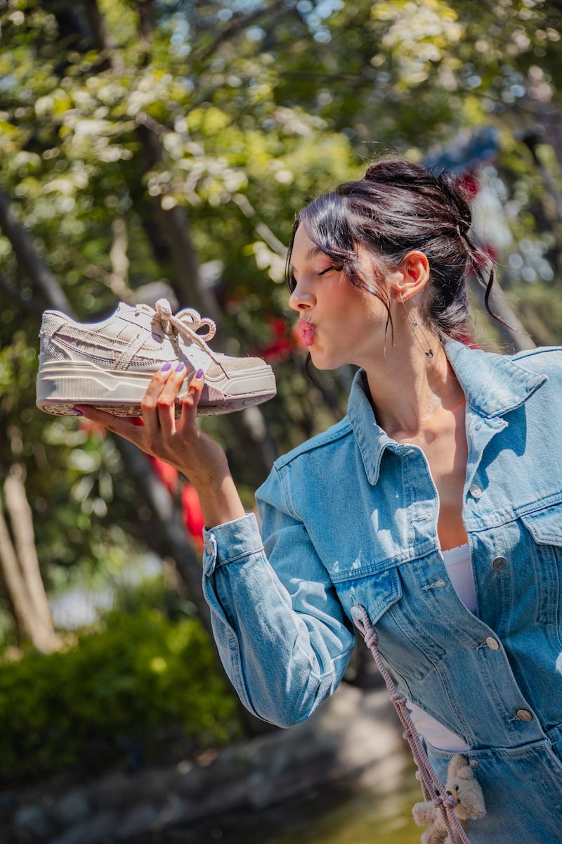 La influencer diseña junto a Panam, un par versátil con detalles en katakana, suela tipo skate, materiales texturizados y accesorios exclusivos