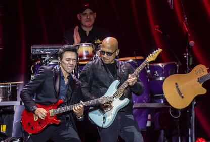 En un encuentro único con sus fanáticos de todas las edades, Los Temerarios ofrecieron la primera de sus dos presentaciones en el Estadio GNP Seguros, recinto que fue testigo de una noche llena de temas que marcaron la carrera de la agrupación en más de 40 años dentro de la industria, por lo cual el público coreó canciones como “Dímelo", "Solo te quiero a ti", "Te hice mal", "Por qué te conocí", entre otras.