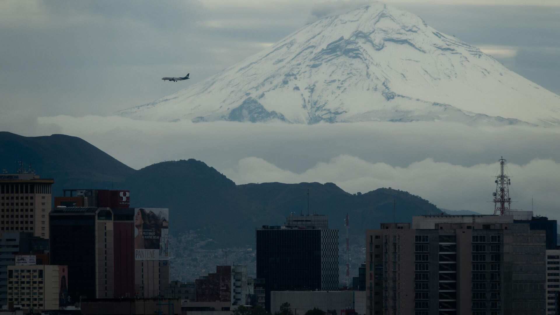 Primera nevada en México cubre de blanco al Popocatépetl y Iztaccíhuatl