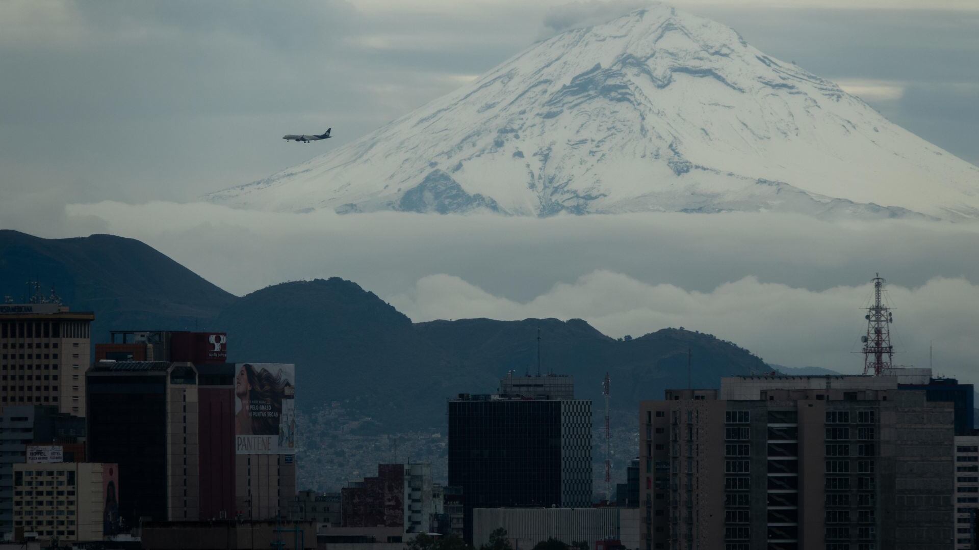 Primera nevada en México cubre de blanco al Popocatépetl y Iztaccíhuatl