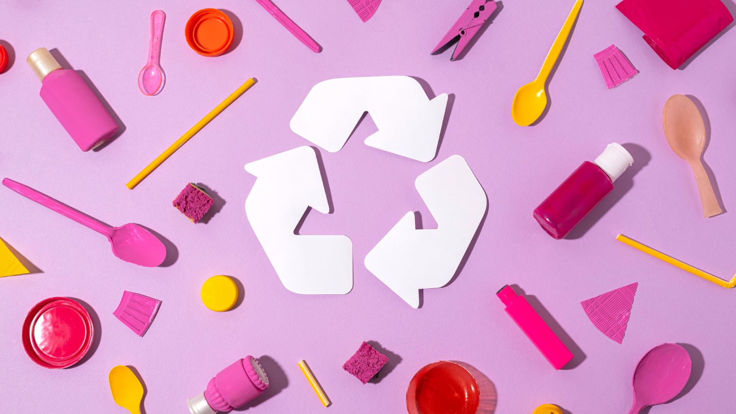 Aprende cómo reciclar correctamente tus envases de belleza, qué materiales son aprovechables y dónde llevarlos para darles una segunda vida