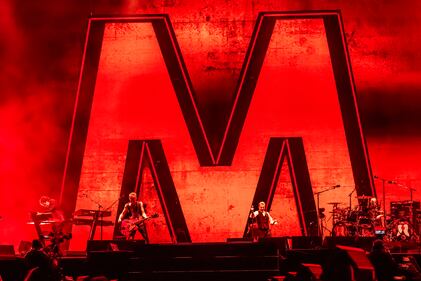 David Gahan, Martin Lee Gore y Andrew John Fletcher contagiaron a sus fanáticos con la energía de su gira ‘Memento Mori World Tour’, en la cual sorprendieron con temas como “Enjoy The Silence”, “Walking On My Shoes”, entre otros.