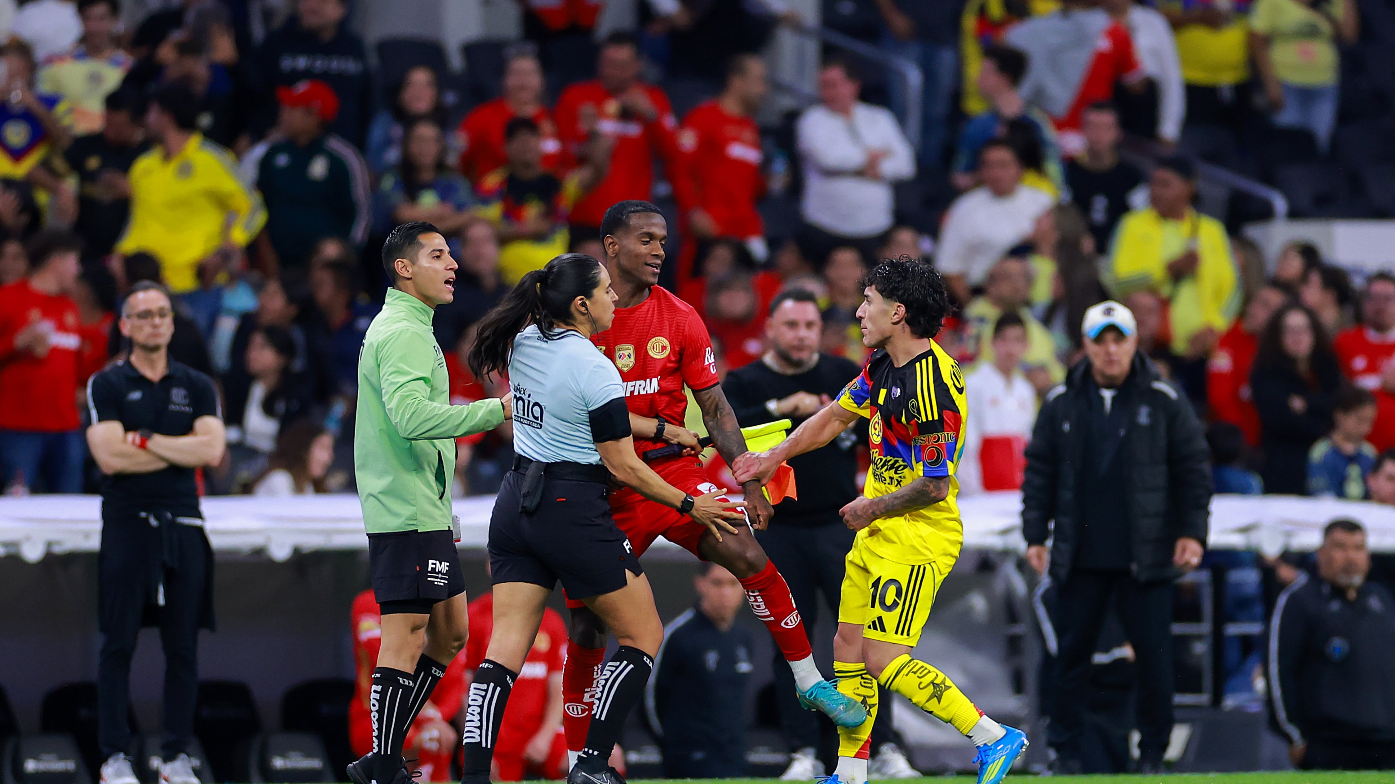 Bronca entre Zendejas y Helinho desató la polémica en el América vs. Toluca.