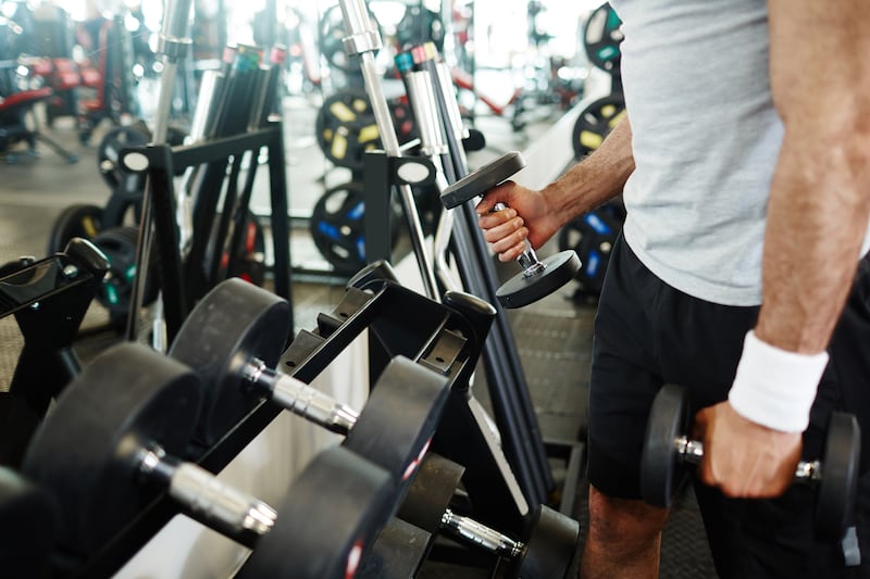 Ya sea que optes por peso integrado o por peso libre en el gimnasio, ambas opciones tienen cosas a favor y en contra, y lo mejor para ti dependerá de tu situación y de tus objetivos. Foto: Magnific.