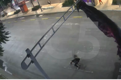 Así terminó un paracaidista colgado en un semáforo de la CDMX; acabó detenido