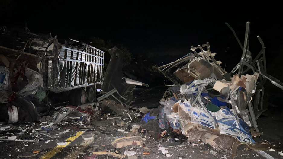Choque de autobús y troton en Oaxaca deja a varias personas muertas