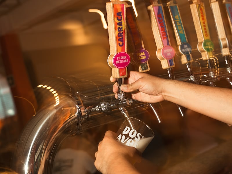 Disfruta auténtica cerveza hecha en México y un innovador menú fusión chino-tijuanense