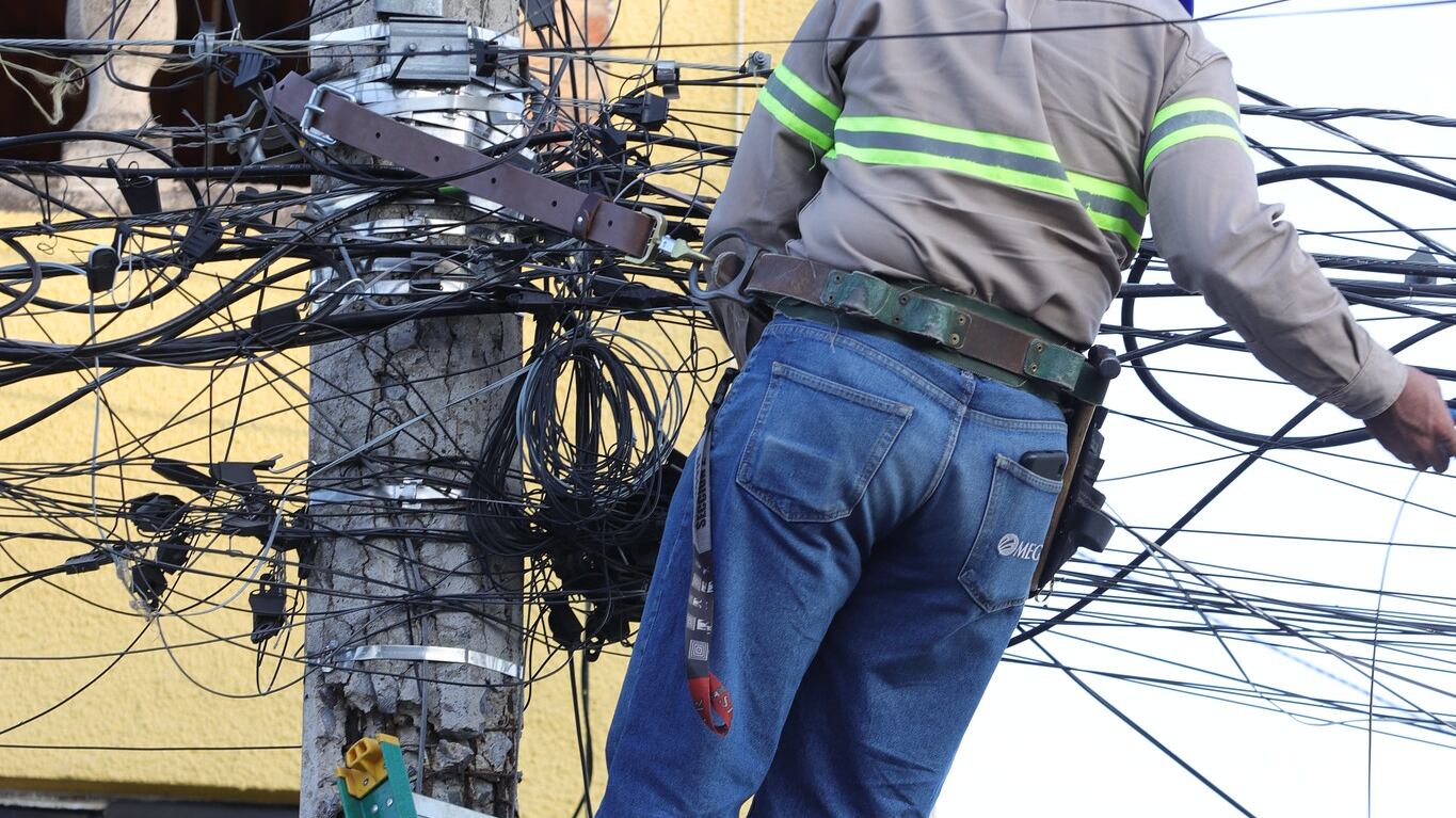 El Ayuntamiento de Guadalajara, encabezado por la presidenta municipal, Verónica Delgadillo, con diferentes estrategias busca ordenar la urbe. Durante el reciente Martes Comunitario en la colonia San Andrés, empresas de telecomunicaciones se sumaron a los trabajos al retirar cableado obsoleto.