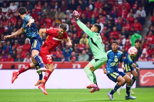 ¿Y eso? Luis Ángel Malagón comete insólito error en el partido ante Toluca