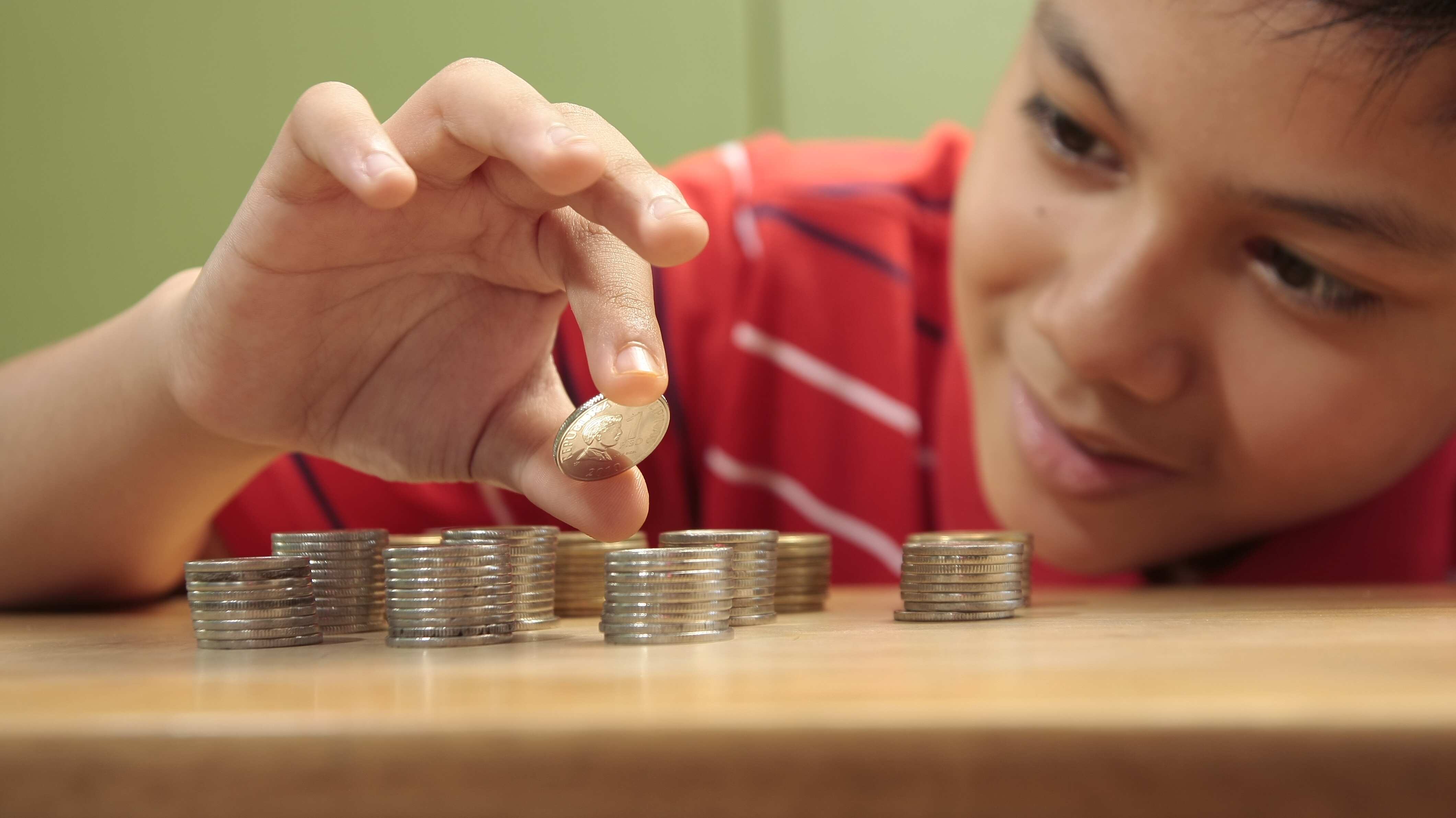 Ayuda a tus pequeños a migrar de la clásica alcancía a la apertura de una cuenta de Afore; las bendis te lo agradecerán cuando crezcan.