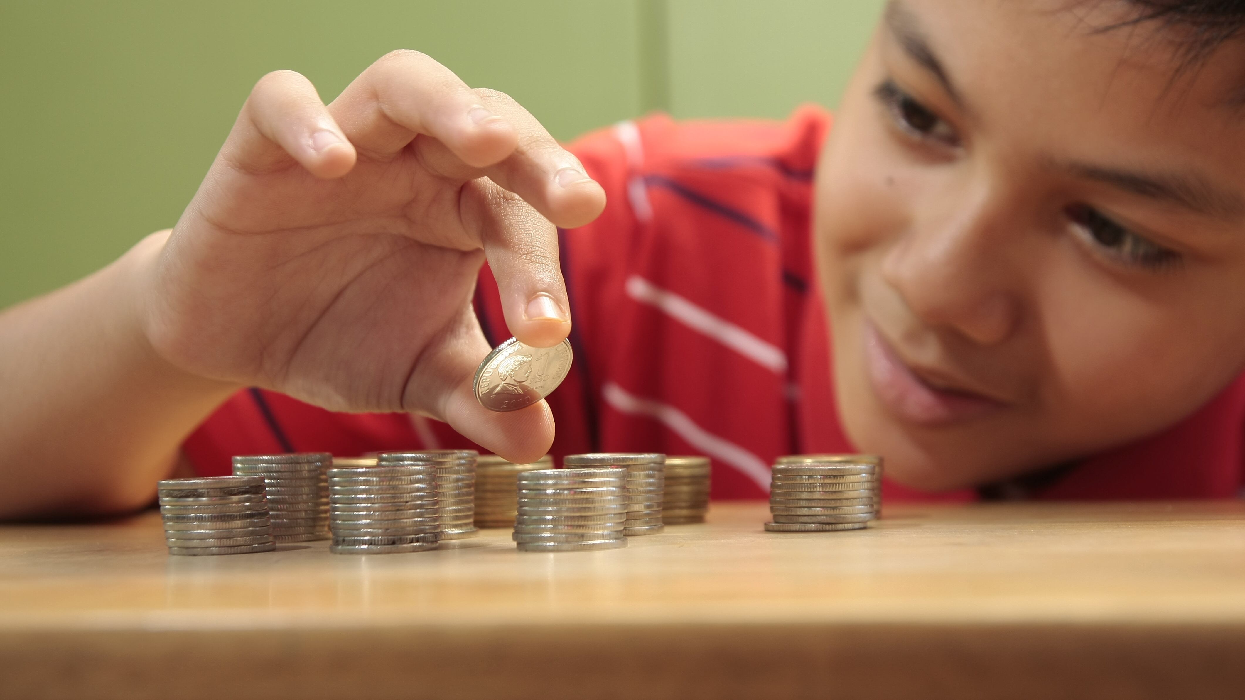 Ayuda a tus pequeños a migrar de la clásica alcancía a la apertura de una cuenta de Afore; las bendis te lo agradecerán cuando crezcan.