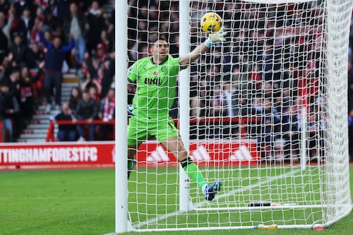 VIDEO: Dibu Martínez regala insólito gol en la Premier League