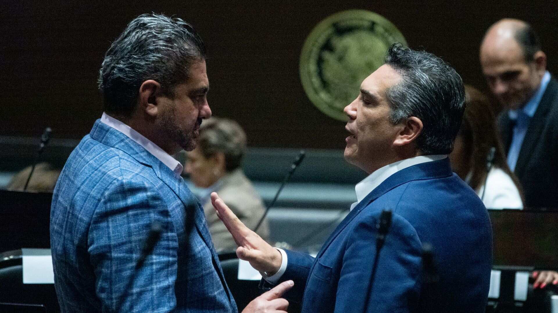 Luis Espinoza Cházaro, coordinador perredista, y Alejandro Moreno Cárdenas, presidente nacional del PRI, conversan durante la sesión ordinaria.