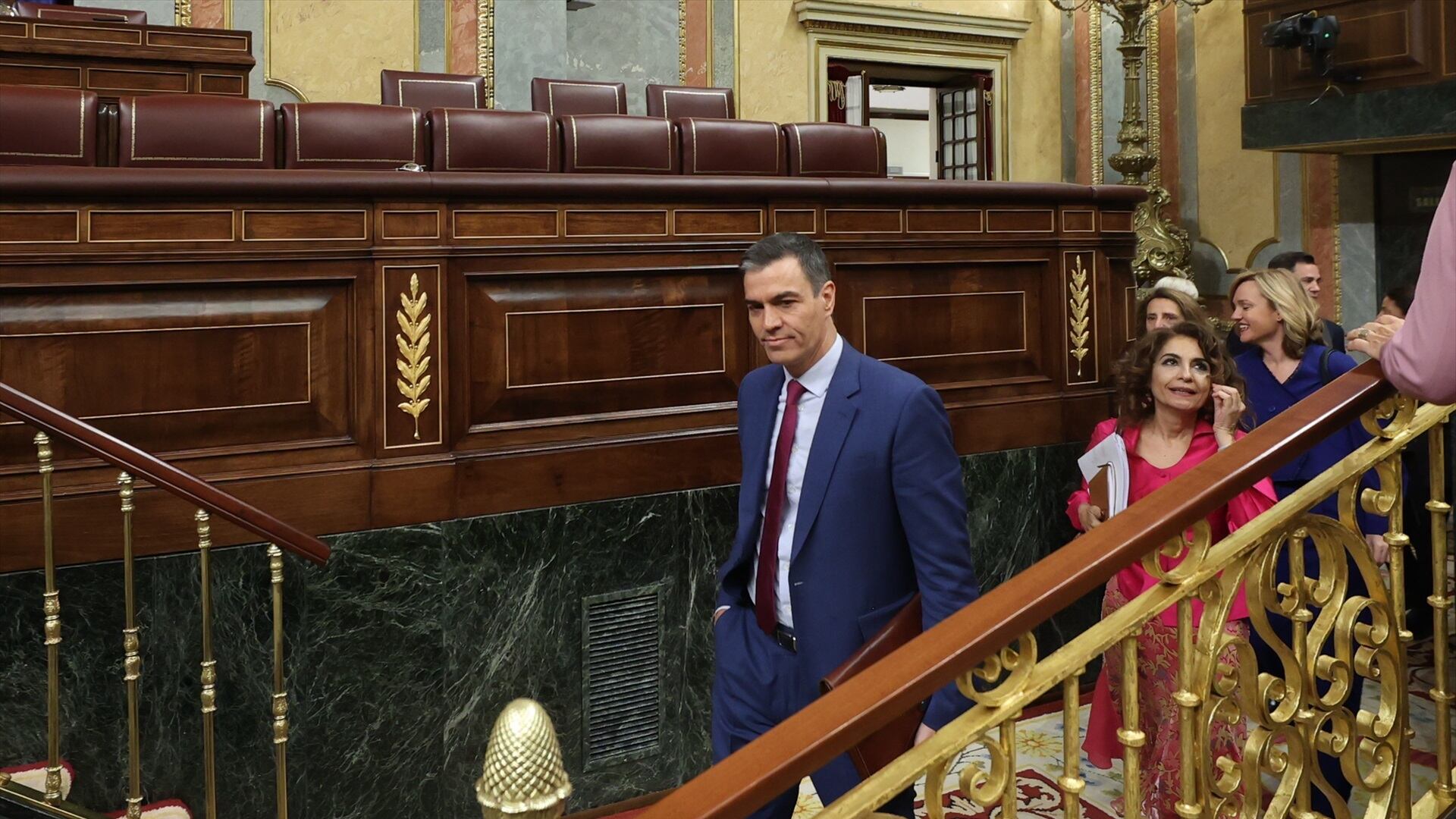 El presidente del Gobierno, Pedro Sánchez, y la vicepresidenta primera y ministra de Hacienda, María Jesús Montero, a su llegada a una sesión de control al Gobierno, en el Congreso de los Diputados, a 24 de abril de 2024, en Madrid (España). (Europa Press)