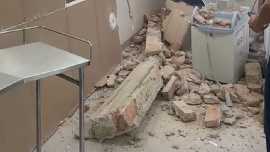 En redes sociales sobresalió que se reportó un derrumbe en el interior de la Clínica 89 del Instituto Mexicano del Seguro Social (IMSS) localizada en la colonia Moderna en el municipio de Guadalajara, de momento autoridades no reportan lesionados.