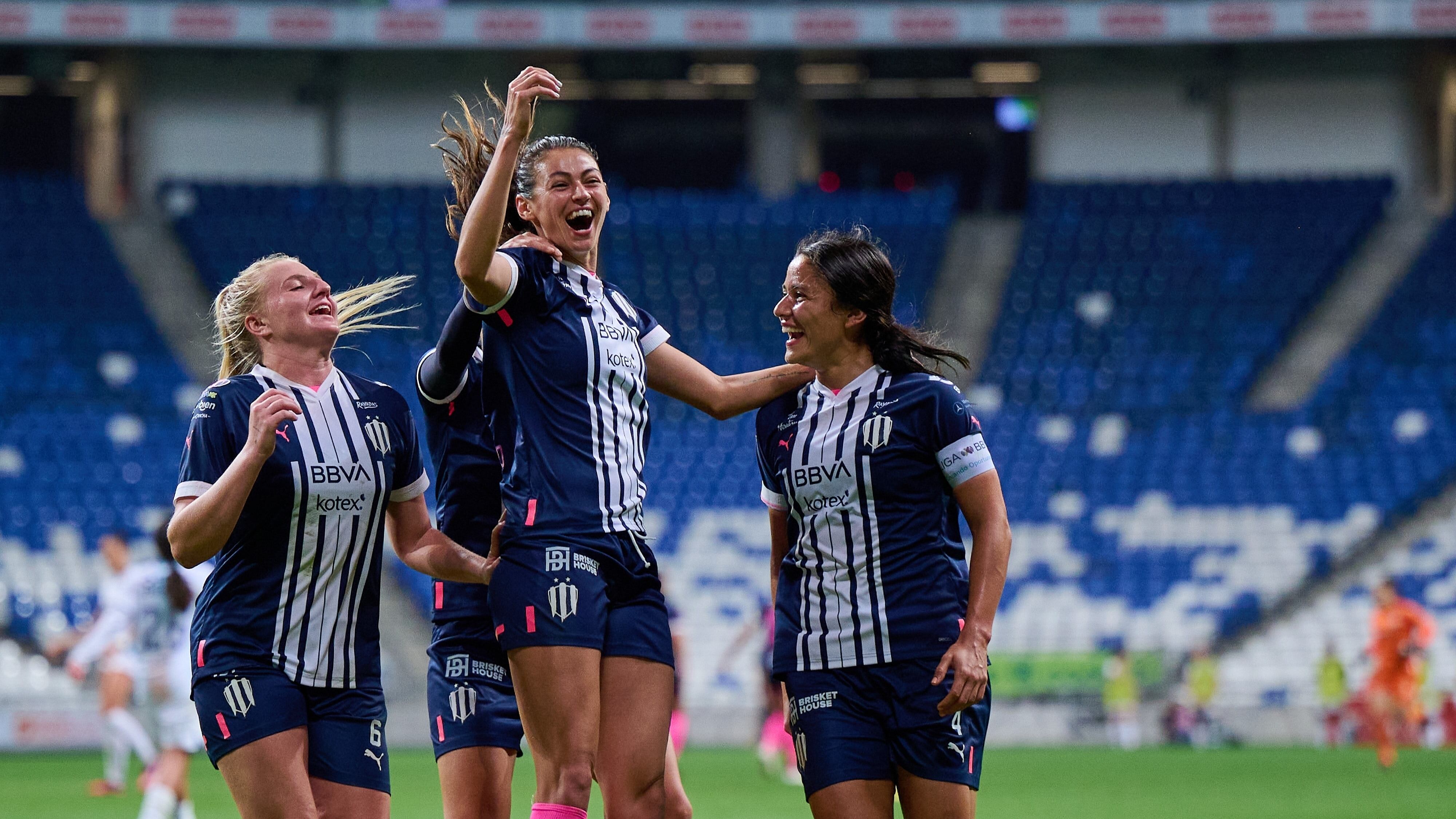 Christina Burkenroad es una de las goleadoras del campeonato