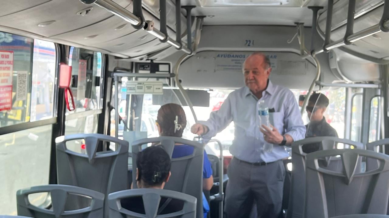 Navarro permaneció en lugar alrededor de 30 minutos y subió a varios camiones de ruta urbana.