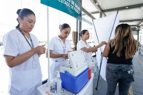 Vacunación contra sarampión avanza 53% en Puebla; casos muestran tendencia a la baja