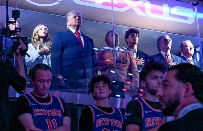 Funcionario del SAT en Quintana Roo es captado en partido de NBA cerca de Donald Trump