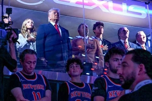 Funcionario del SAT en Quintana Roo es captado en partido de NBA cerca de Donald Trump