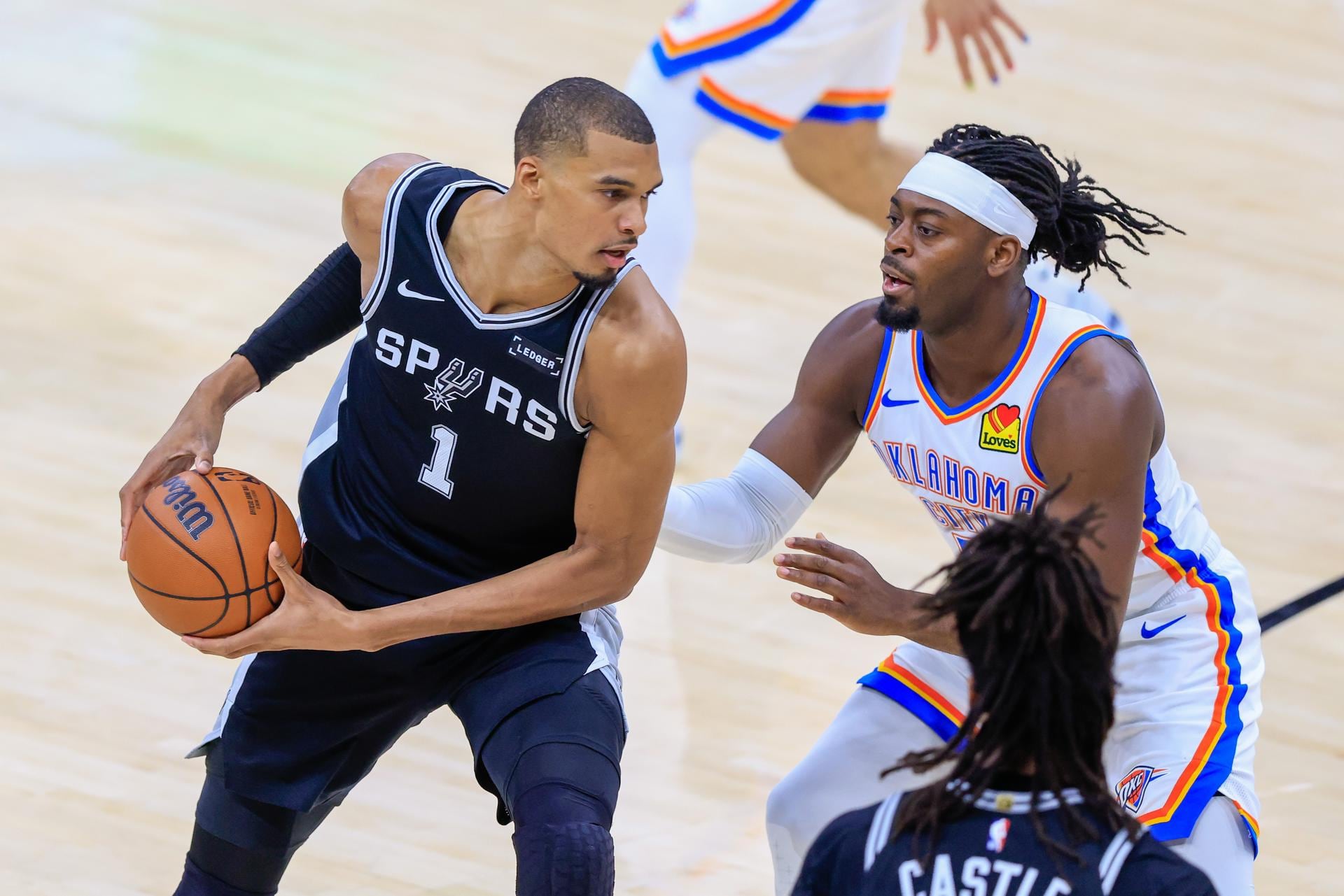 Fotografía del 28 de mayo de 2026 en la que se observa al alero de los San Antonio Spurs Victor Wembanyama (i) en acción durante el Sexto Partido de las Finales de la Conferencia Oeste de la NBA entre los San Antonio Spurs y los Oklahoma City Thunder en San Antonio, Texas (EE.UU.). EFE/ADAM DAVIS PROHIBIDO SU USO EN SHUTTERSTOCK