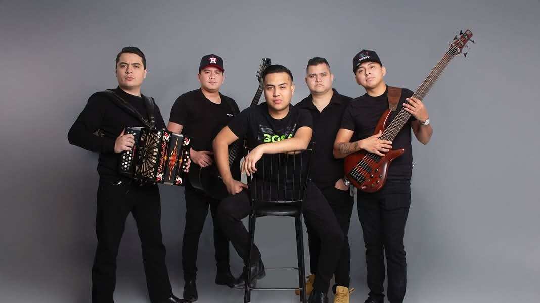 Los artistas compartieron en sus redes un desperfecto de la camioneta en la que viajaban.