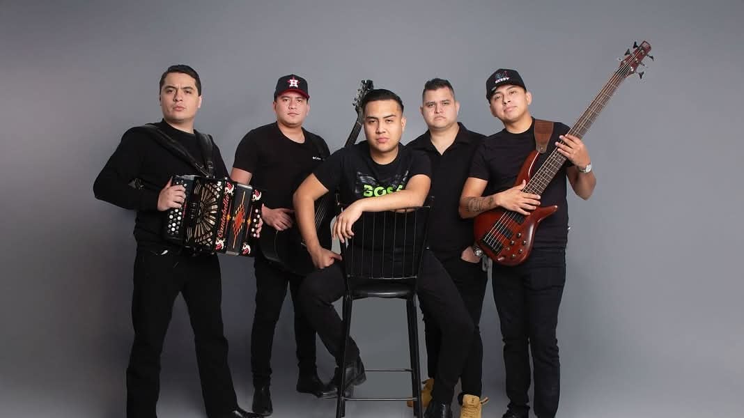 Los artistas compartieron en sus redes un desperfecto de la camioneta en la que viajaban.