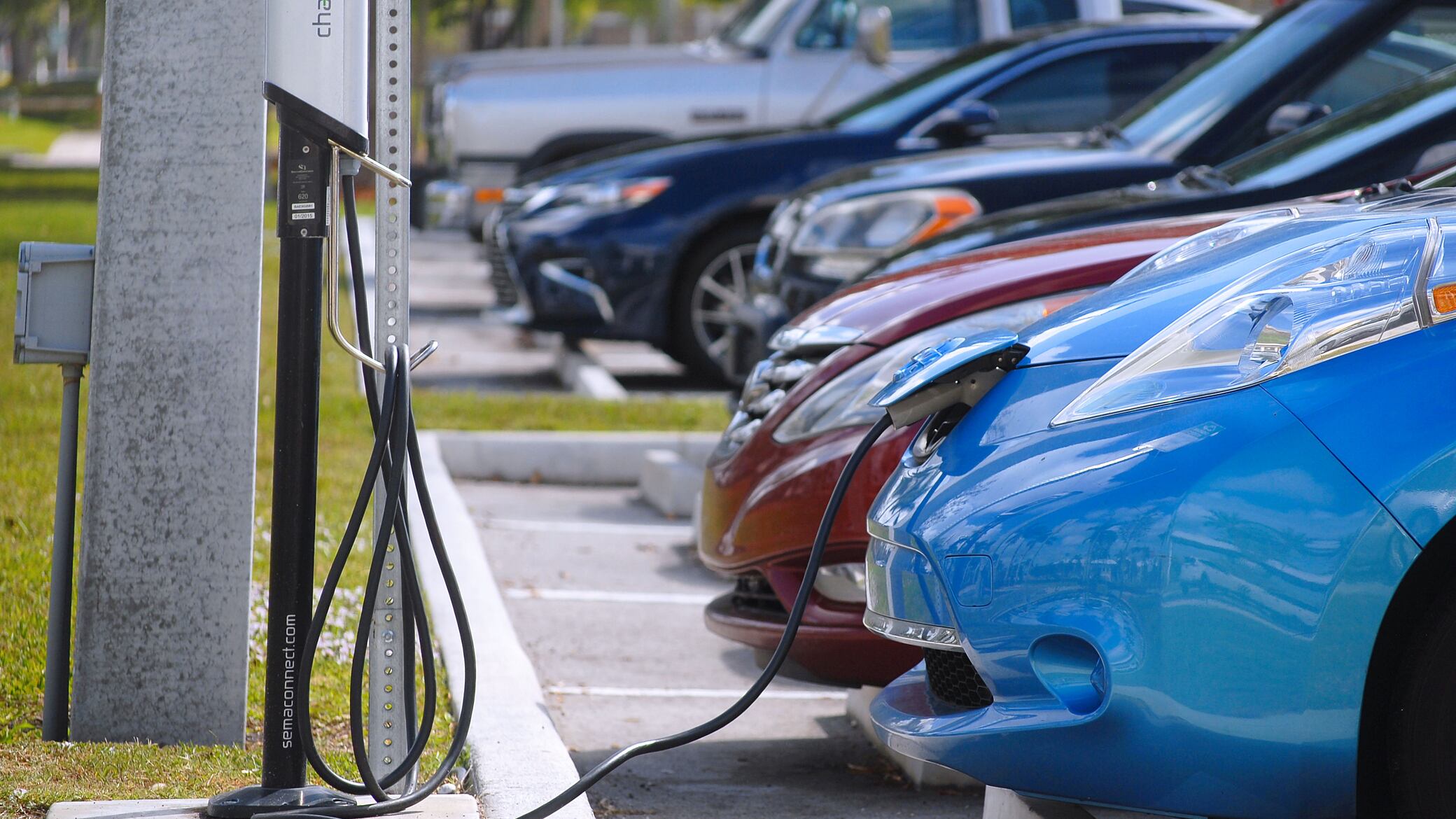 Cuidado del medio ambiente y comodidad se conjugan en automóviles híbridos y eléctricos