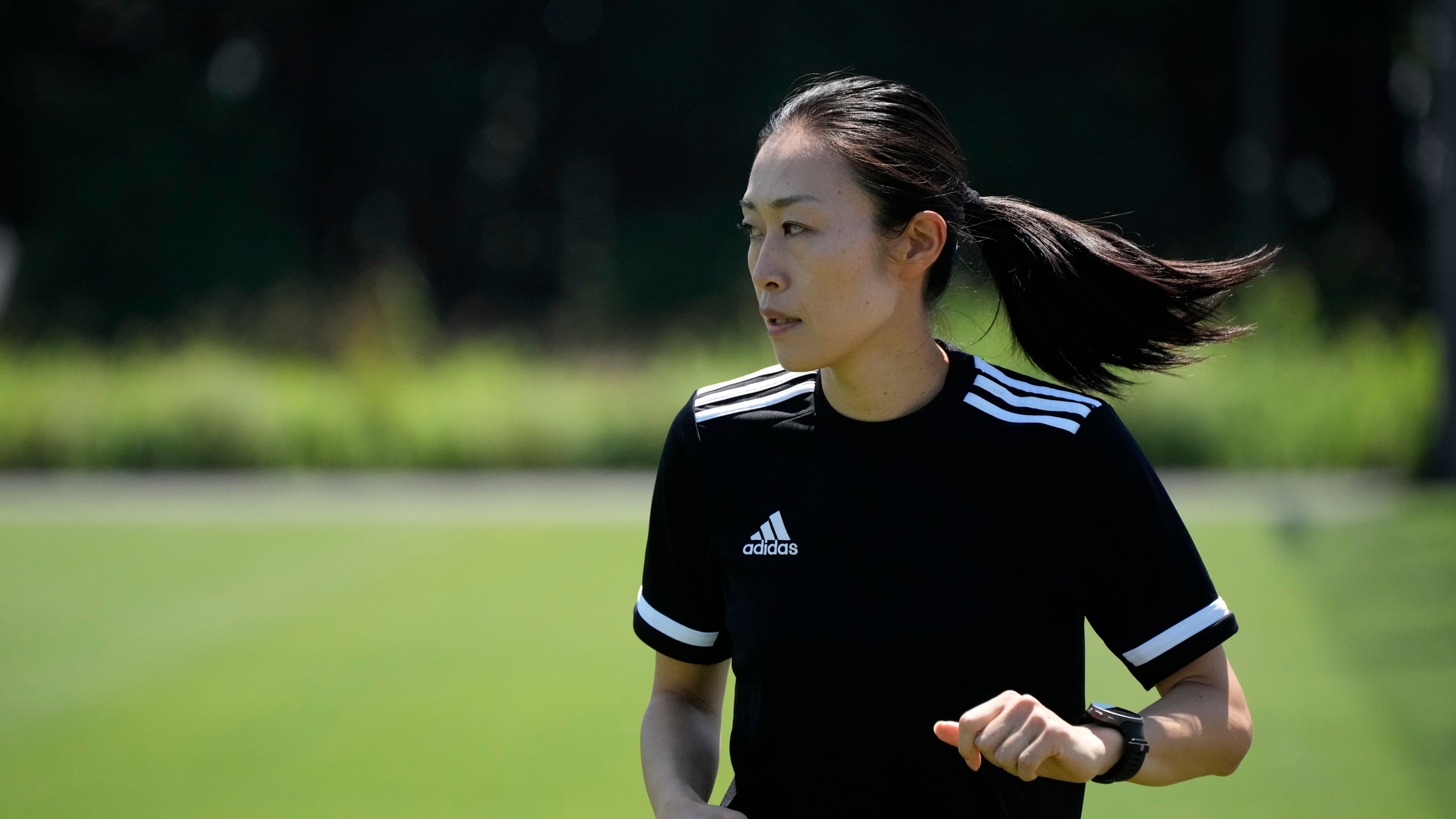 La árbitro japonesa Yoshimi Yamashita durante un entrenamiento, el lunes 27 de junio de 2022, en Chiba, Japón.