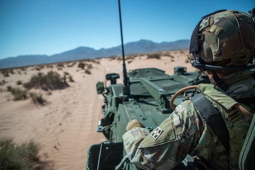 EE.UU. refuerza la seguridad en la frontera con México con el despliegue de militares