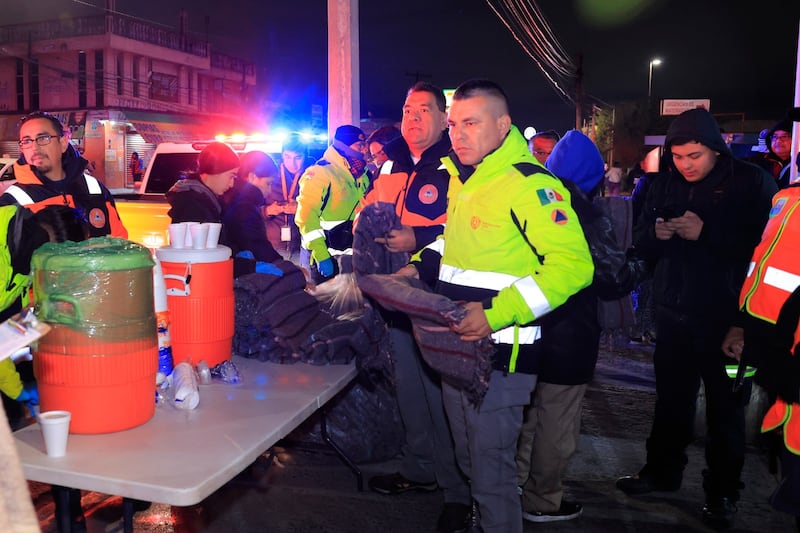Guadalupe entregó apoyos en estaciones del Metro.