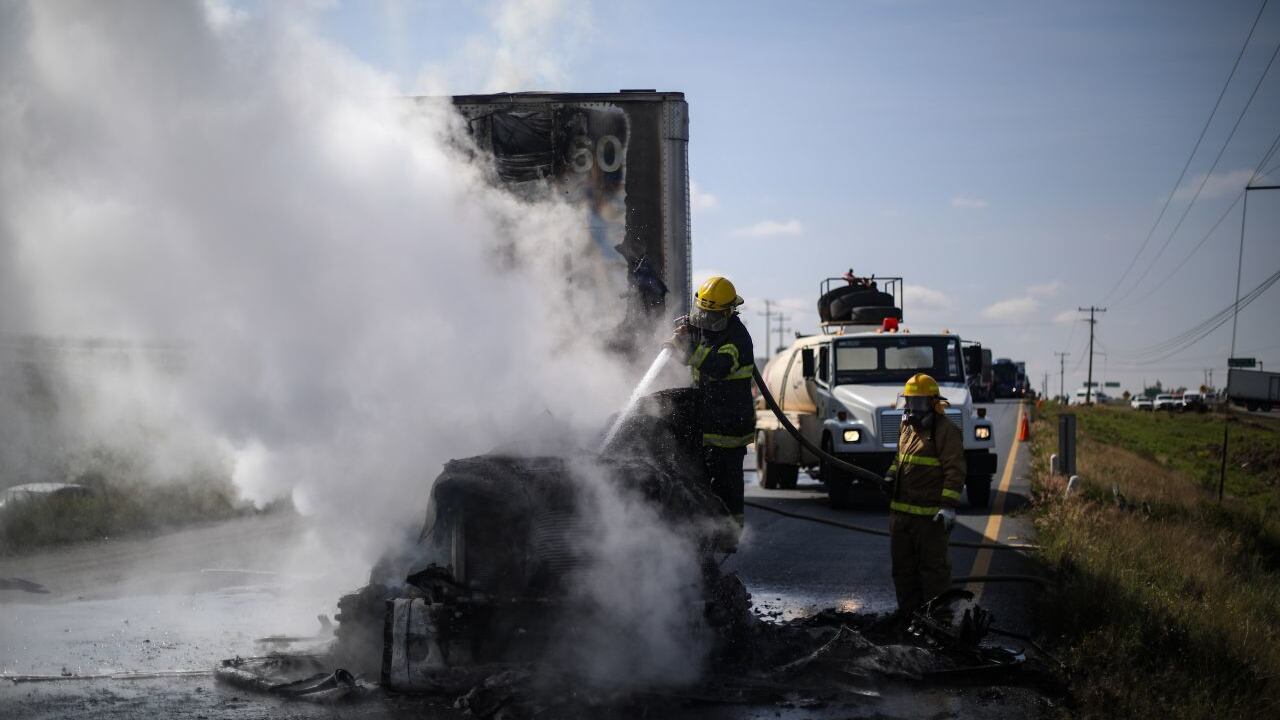 Carros incendiados y bloqueos carreteros se presentaron en diversos carreteras de los municipios de Zacatecas.