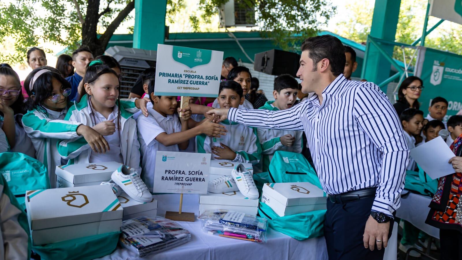 Samuel García y Sofialeticia Morales Garza hicieron entrega de útiles escolares.