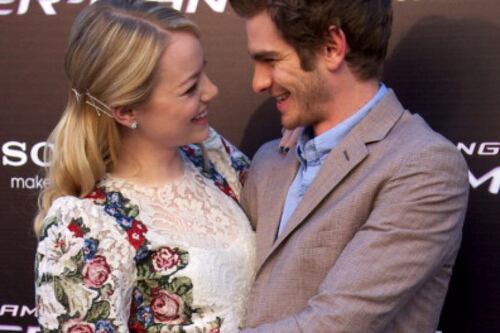 Hermosa y emotiva reacción de Emma Stone al ver que Andrew Garfield fue al estreno de ‘Poor Things’